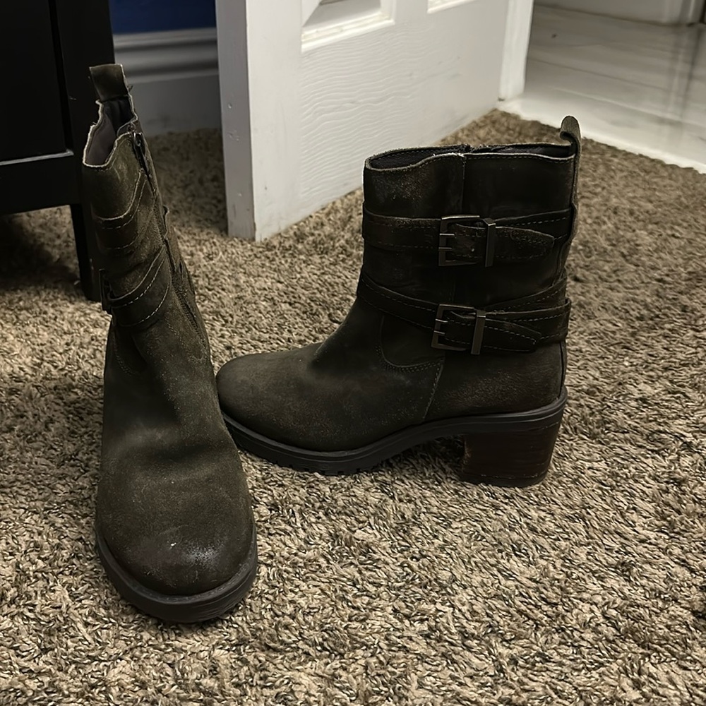Vintage Foundry Co. Women's Charmaine suede bootie, Size 7.5 Olive